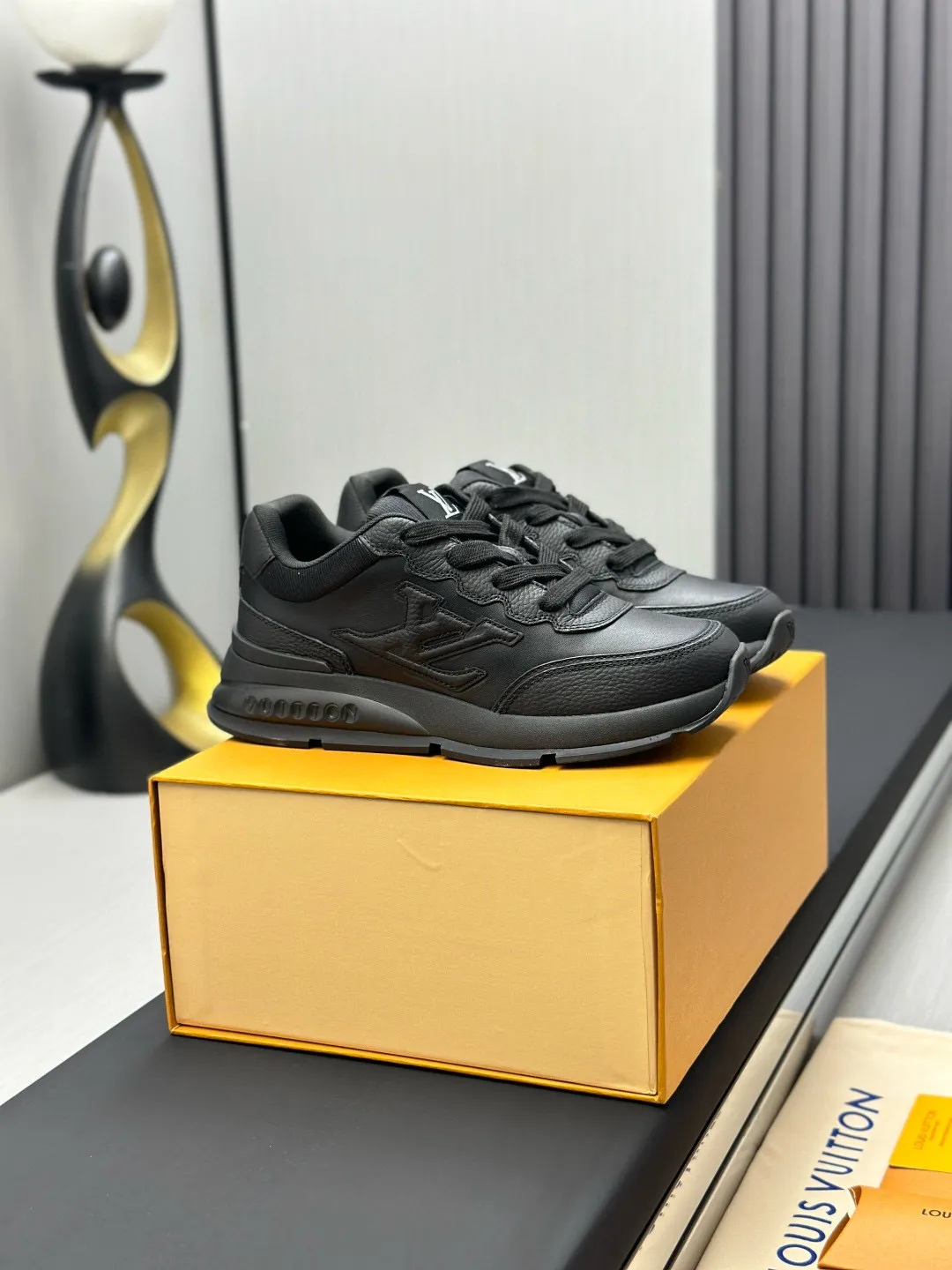 Factory price: 640💰Top version LV-Louis Vuitton-classic catwalk new style original 1:1 developed replica! ! The upper foot is very comfortable. It is made of luxurious materials and fine workmanship. The midsole is printed with English letters "Made in Europe". The upper is made of calfskin imported from Italy. The side is decorated with the brand's LOGO and signature. The latest latex foot pads and mesh lining make the foot feel super comfortable. The original two-color TPU combination outsole is specially provided by the original factory. Bag technology Goodyear stitched edges Fabric: Exclusive custom first-layer cowhide Accessories: Exclusive private model Vuitton logo, lining: Customized silk mesh lining - first-layer silk cowhide lining Outsole: TPU combination outsole wear-resistant, non-slip and anti-yellowing Foot pads: new latex pads-mesh sweat-absorbent Counter technology: fully computerized sewing machine wire drawing Toe box back cover Hot and cold shaping Full set of pull-top last with medium and low logo pattern Counter packaging - Shoelaces, certificates, cards, instructions, certificates, dust bags, the most complete packaging on the Internet, men's size: 38-46 (38/46 customized, non-refundable!)